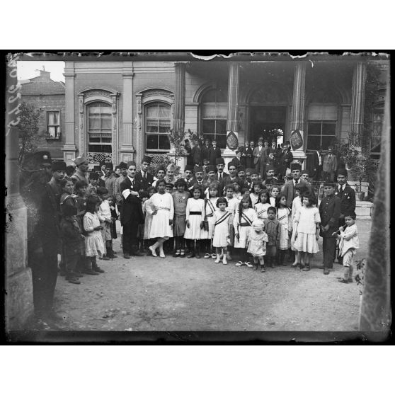 Constantinople. Réception à l'ambassade persanne du général Franchet d'Espèrey par sa majesté le schah de Perse. 25/08/19. [légende d'origine]