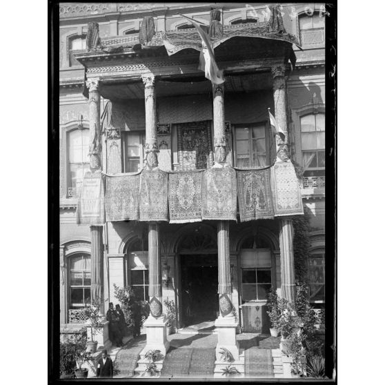 Constantinople. Réception à l'ambassade persanne du général Franchet d'Espèrey par sa majesté le schah de Perse. 25/08/19. [légende d'origine]