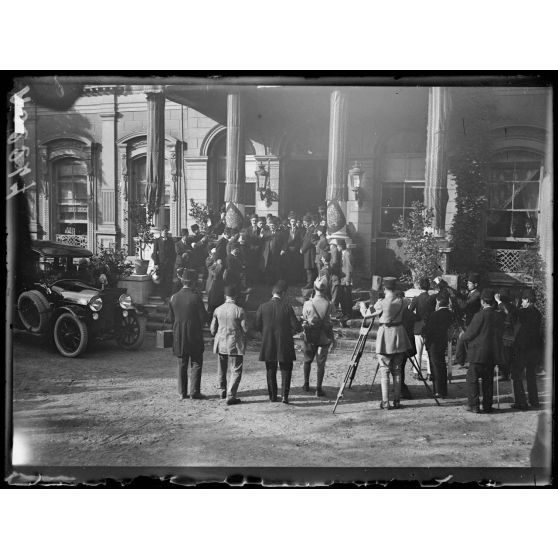 Constantinople. Réception du général Franchet d'Espèrey par le schah de Perse. Le schah de Perse sortant de l'ambassade de Perse. [légende d'origine]