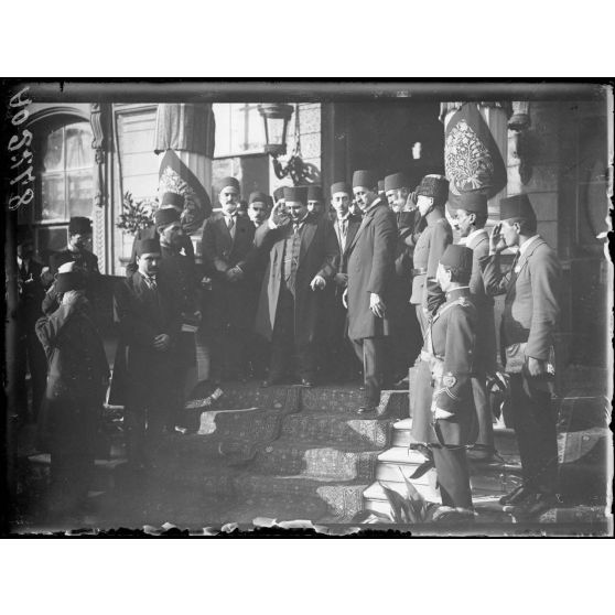 Constantinople. Réception du général Franchet d'Espèrey par le schah de Perse. Le schah de Perse sortant de l'ambassade de Perse. [légende d'origine]