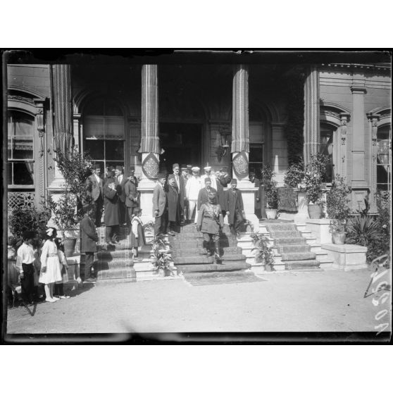 Constantinople. Réception du général Franchet d'Espèrey par le schah de Perse. Le schah de Perse sortant de l'ambassade de Perse. [légende d'origine]
