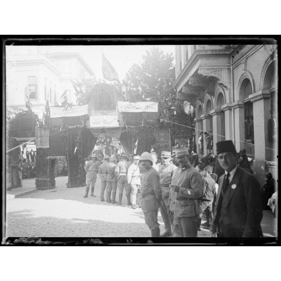 Constantinople. Réception à l'ambassade persane du général Franchet d'Espèrey par le schah de Perse. [légende d'origine]