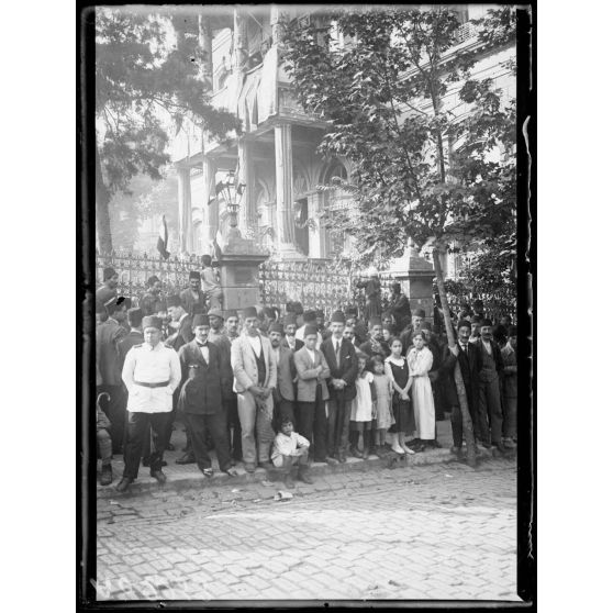 Constantinople. Réception à l'ambassade persane du général Franchet d'Espèrey par le schah de Perse. [légende d'origine]