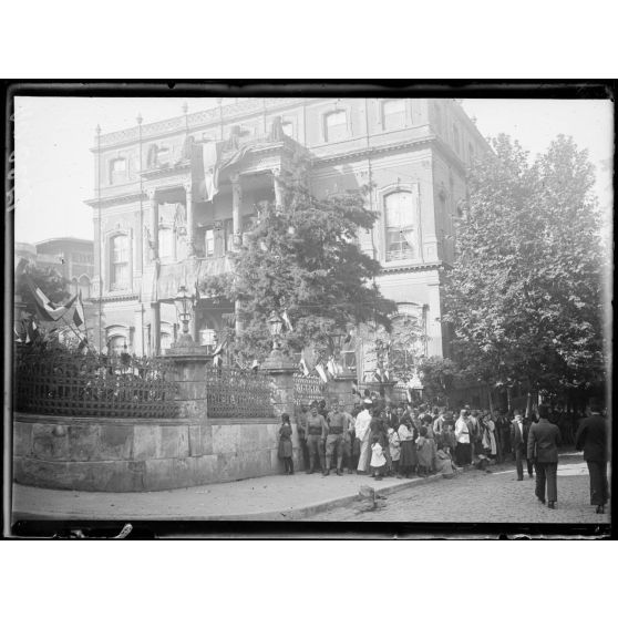 Constantinople. Réception à l'ambassade persane du général Franchet d'Espèrey par le schah de Perse. [légende d'origine]