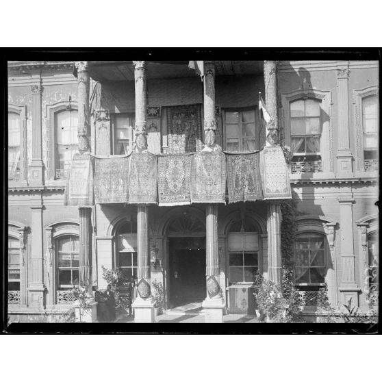 Constantinople. Réception à l'ambassade persane du général Franchet d'Espèrey par le schah de Perse. [légende d'origine]