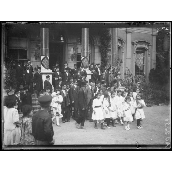 Constantinople. Réception à l'ambassade persane du général Franchet d'Espèrey par le schah de Perse. [légende d'origine]