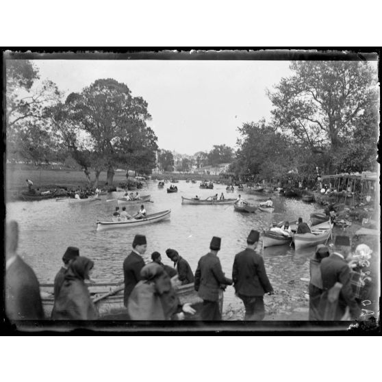 Constantinople. Réception à l'ambassade persane du général Franchet d'Espèrey par le schah de Perse. [légende d'origine]