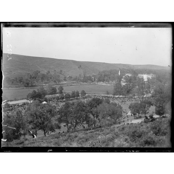 Constantinople. Réception à l'ambassade persane du général Franchet d'Espèrey par le schah de Perse. [légende d'origine]