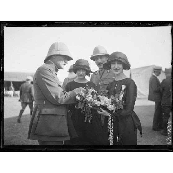 Salonique. Kermesse à l'hôpital lyonnais. Un officier achète des fleurs. [légende d'origine]