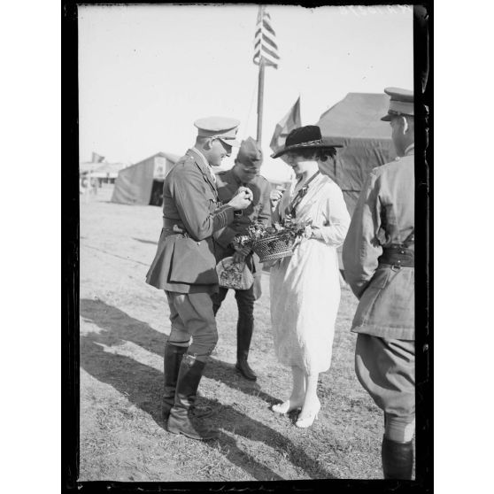 Salonique. Kermesse à l'hôpital lyonnais. Un officier achète des fleurs. [légende d'origine]
