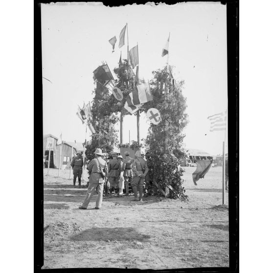 Salonique. Kermesse à l'hôpital lyonnais. Arc de triomphe. [légende d'origine]