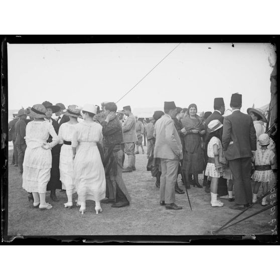 Salonique. Kermesse à l'hôpital lyonnais. Le public. [légende d'origine]