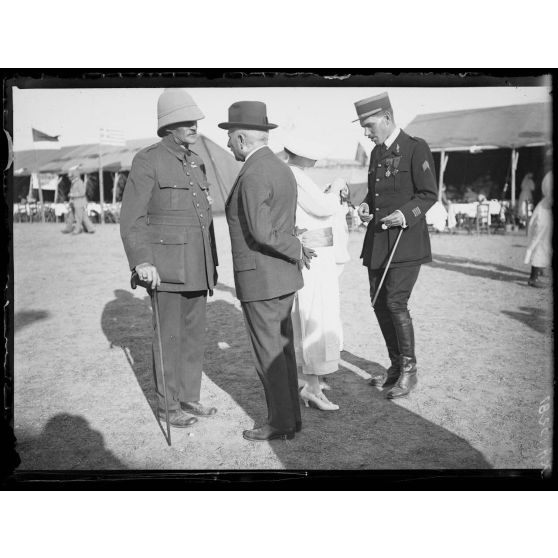 Salonique. Kermesse à l'hôpital lyonnais. Le comte de Chabannes, directeur fondateur de l'hôpital. [légende d'origine]