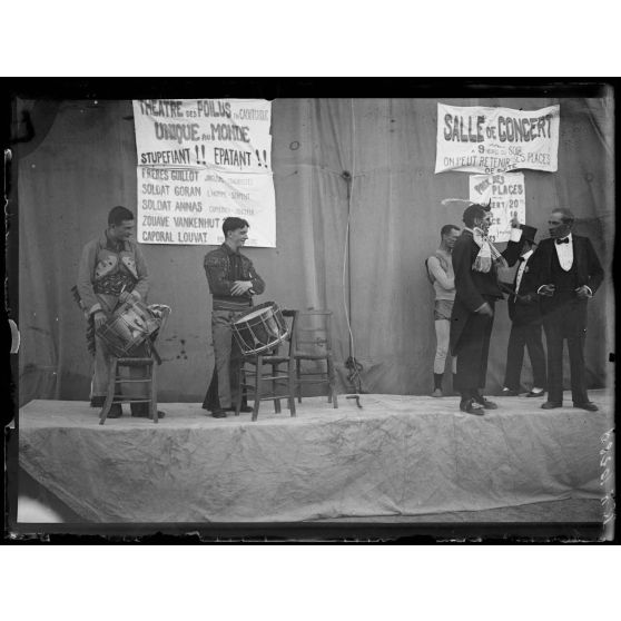 Salonique. Kermesse à l'hôpital lyonnais. Une parade. [légende d'origine]