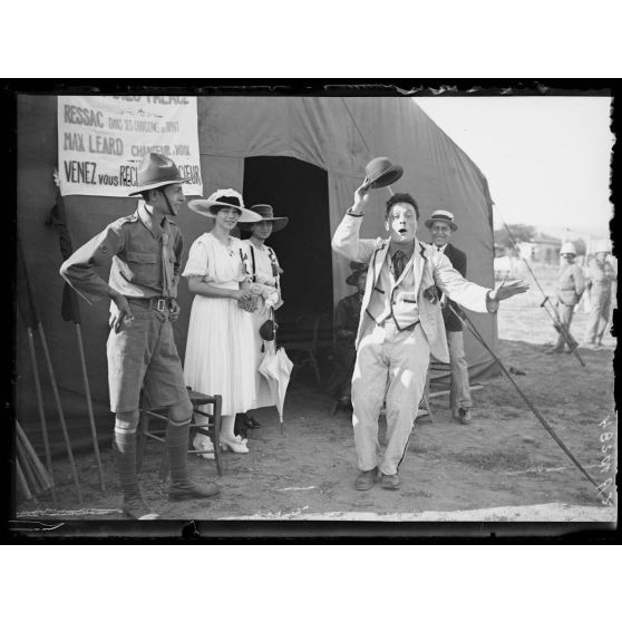 Salonique. Kermesse à l'hôpital lyonnais. Devant le théâtre des "Poilus". [légende d'origine]