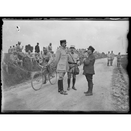 Lagny (Oise), le lieutenant Guéry et le correspondant de guerre à l'information. [légende d'origine]