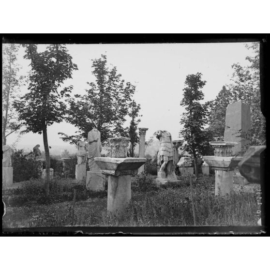 Constantinople. Mosquée de Zeneïtt Pacha à Stamboul. [légende d'origine]