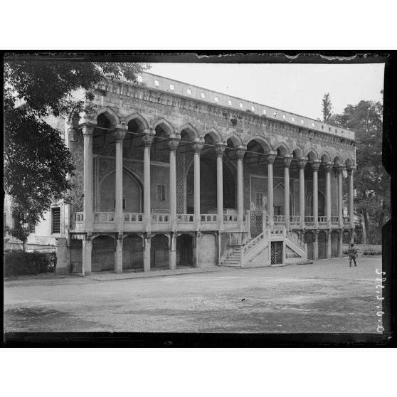 Constantinople. En attendant le passage du Sultan Solennité du Baïran. [légende d'origine]