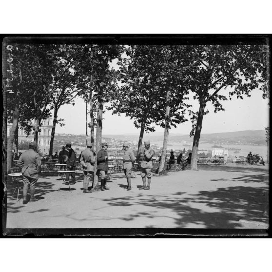 Constantinople. Solennité du Baïran. Un groupe d'officiers français. [légende d'origine]