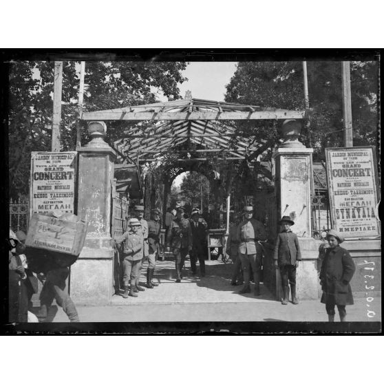 Constantinople. Une reception à l'Ambassade de France. [légende d'origine]