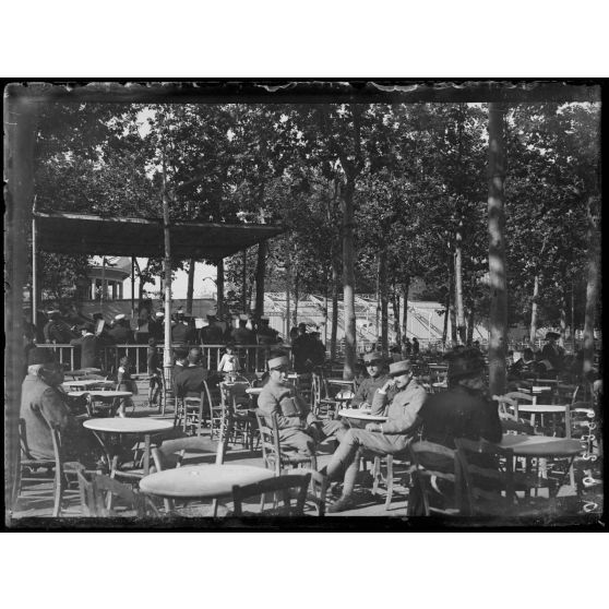 Constantinople. Récéption à l'Ambassade de France. Le général Coullon. [légende d'origine]