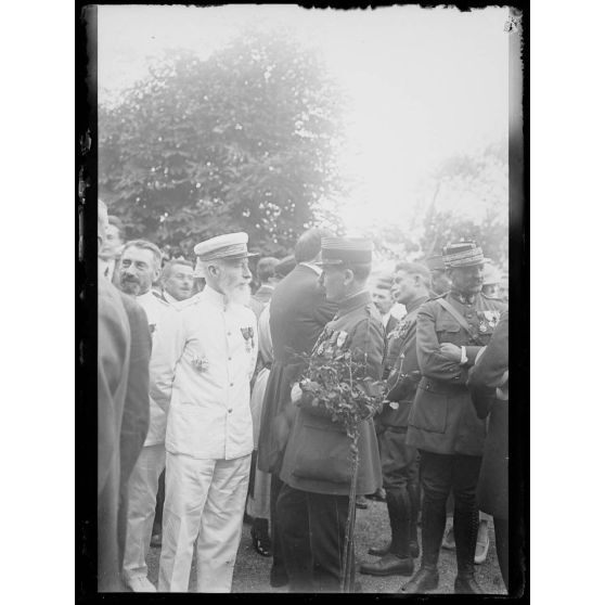 Constantinople. Récéption à l'Ambassade de France. Le général Coullon. [légende d'origine]