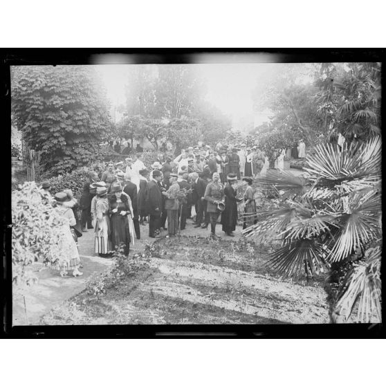 Constantinople. Récéption à l'Ambassade de France. Le général Coullon. [légende d'origine]