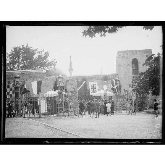 Constantinople. Fête de Bienfaisance Française au parc du Vieux Sérail. L'entrée. [légende d'origine]