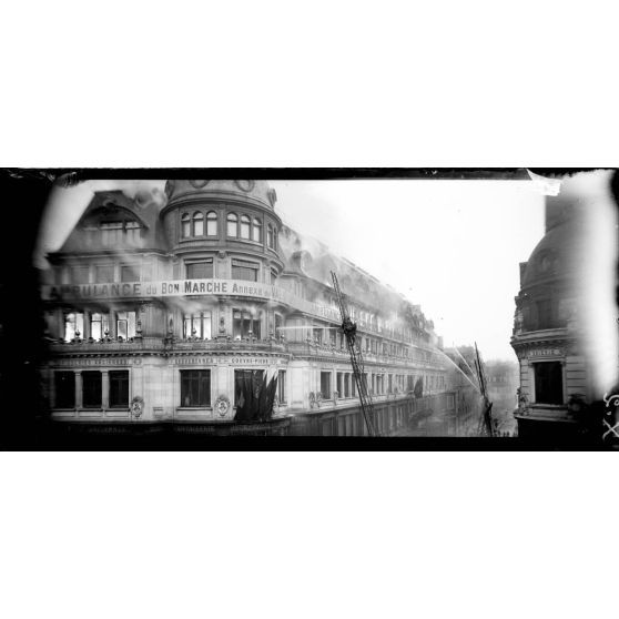 Paris. Incendie de l'annexe des magasins du Bon Marché. [légende d'origine]
