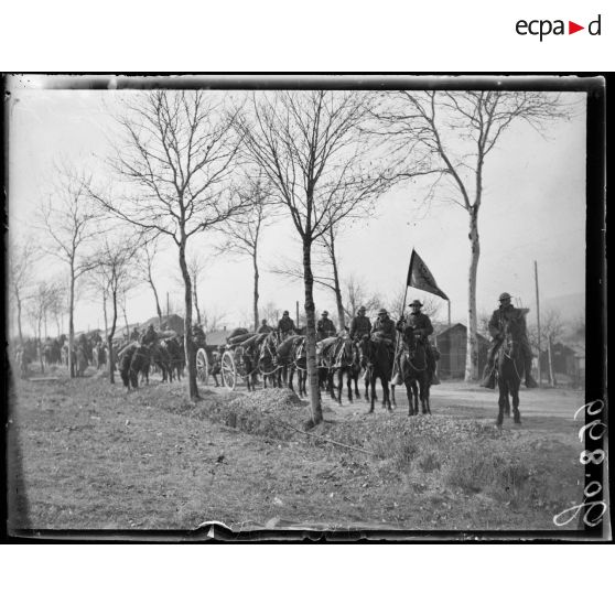 Route de Moyen, la 149e batterie d'artillerie américaine se rendant à Lunéville. [légende d'origine]