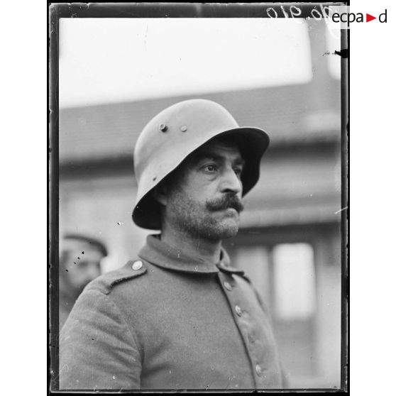 Dombasle, prisonniers allemands attendant leur départ pour le camp. [légende d'origine]