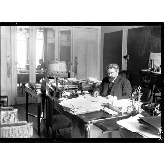 M. Mario Roch, sous-chef du cabinet du sous-secrétariat d'Etat des munitions. [légende d'origine]