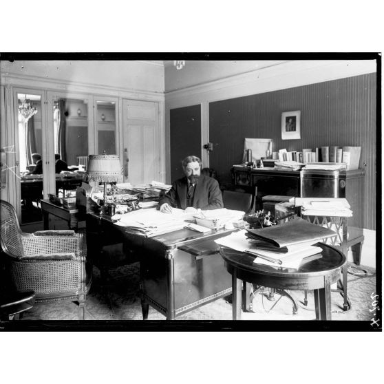 M. Mario Roch, sous-chef du cabinet du sous-secrétariat d'Etat des munitions. [légende d'origine]