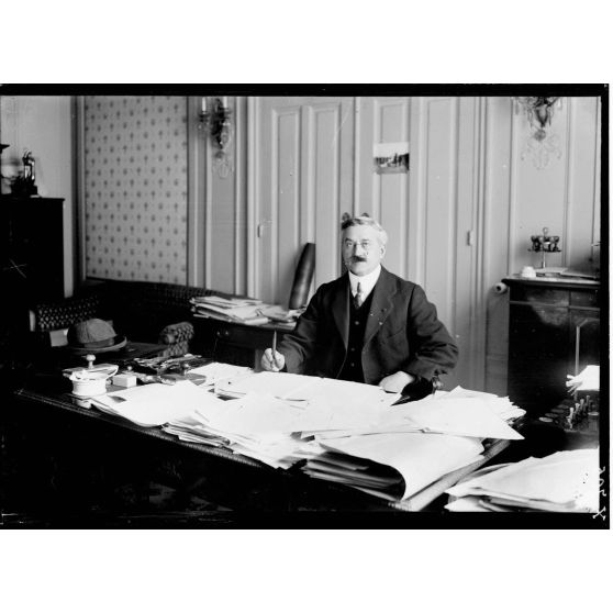 Sous-secrétariat d'état des munitions. Un bureau. M. ... [légende d'origine]