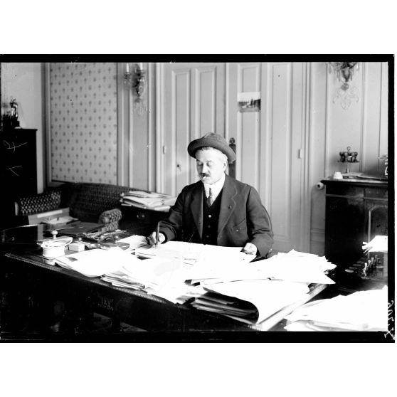 Sous-secrétariat d'état des munitions. Un bureau. M. ... [légende d'origine]