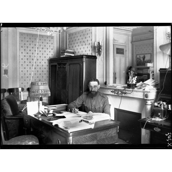 Sous-secrétariat d'état des munitions. Un bureau. M. ... [légende d'origine]