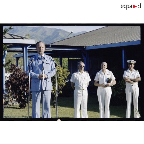 Visite au camp d’Arue. Discours de Charles Hernu, ministre de la Défense, au personnel du Centre d'expérimentations du Pacifique (CEP), en présence du contre-amiral René Hugues, chef du cabinet militaire, devant le mess du Taaone.