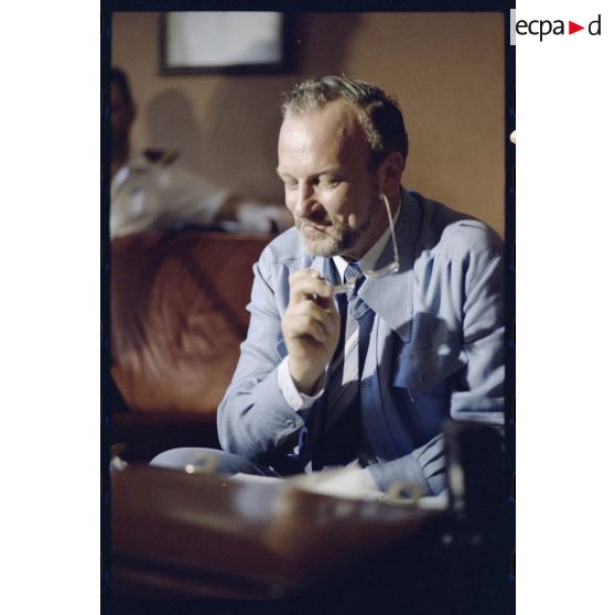 Portrait de Charles Hernu, ministre de la Défense, lors de la conférence de presse tenue pendant la soirée au haussariat à Papeete.