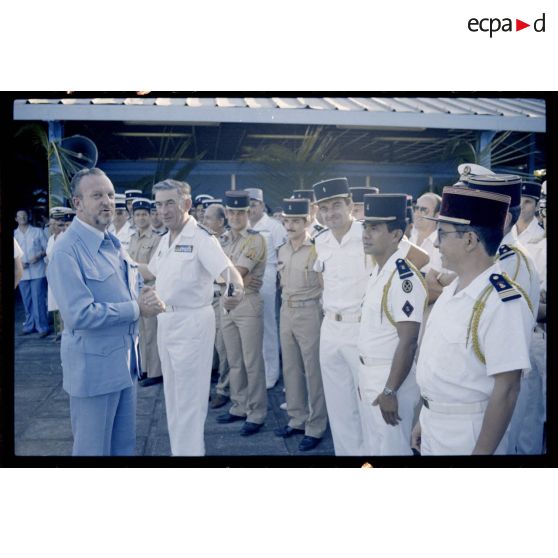 Visite au camp d’Arue. Charles Hernu, ministre de la Défense, invite le personnel du Centre d'expérimentations du Pacifique (CEP) présent à un cocktail au mess du Taaone, en présence du contre-amiral Jacques Choupin, commandant le CEP.
