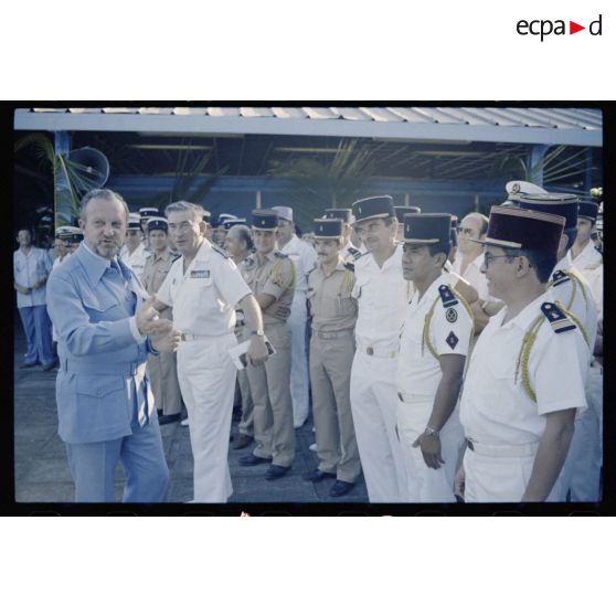 Visite au camp d’Arue. Charles Hernu, ministre de la Défense, invite le personnel du Centre d'expérimentations du Pacifique (CEP) présent à un cocktail au mess du Taaone, en présence du contre-amiral Jacques Choupin, commandant le CEP.
