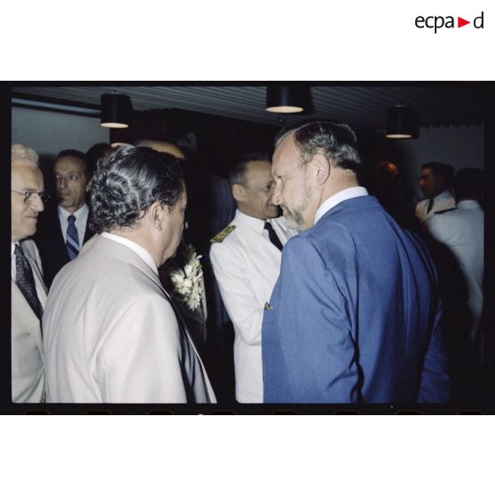 Accueil à l'aéroport de Faa'a-Papeete de Charles Hernu, ministre de la Défense, par Paul Noirot-Cosson, haut-commissaire de Polynésie française et président du conseil de gouvernement, et Frantz Vanizette, président de l’Assemblée territoriale de Polynésie française.