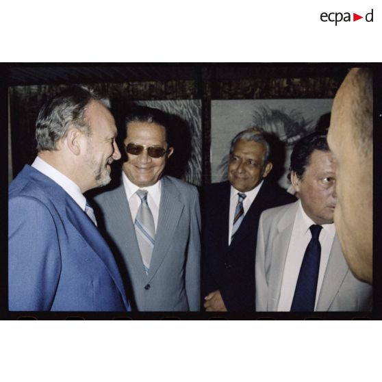 Accueil à l'aéroport de Faa'a-Papeete de  Charles Hernu, ministre de la Défense, par Paul Noirot-Cosson, haut-commissaire de Polynésie française et président du conseil de gouvernement, Jean Juventin, maire de Papeete, Francis Sanford, vice-président du conseil de gouvernement de Polynésie française, Frantz Vanizette, président de l’Assemblée territoriale de Polynésie française.