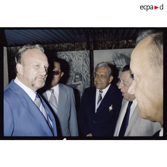 Accueil à l'aéroport de Faa'a-Papeete de Charles Hernu, ministre de la Défense, par Paul Noirot-Cosson, haut-commissaire de Polynésie française et président du conseil de gouvernement, Jean Juventin, maire de Papeete, Francis Sanford, vice-président du conseil de gouvernement de Polynésie française, Frantz Vanizette, président de l’Assemblée territoriale de Polynésie française.