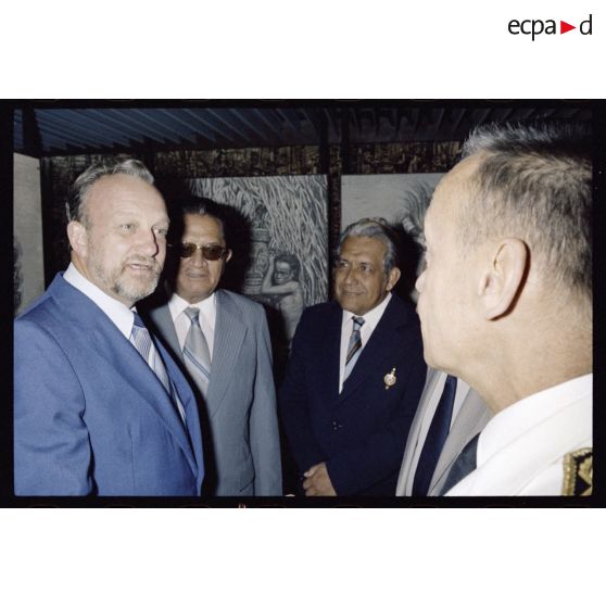 Accueil à l'aéroport de Faa'a-Papeete de Charles Hernu, ministre de la Défense, par Paul Noirot-Cosson, haut-commissaire de Polynésie française et président du conseil de gouvernement, Jean Juventin, maire de Papeete, Francis Sanford, vice-président du conseil de gouvernement de Polynésie française, Frantz Vanizette, président de l’Assemblée territoriale de Polynésie française.