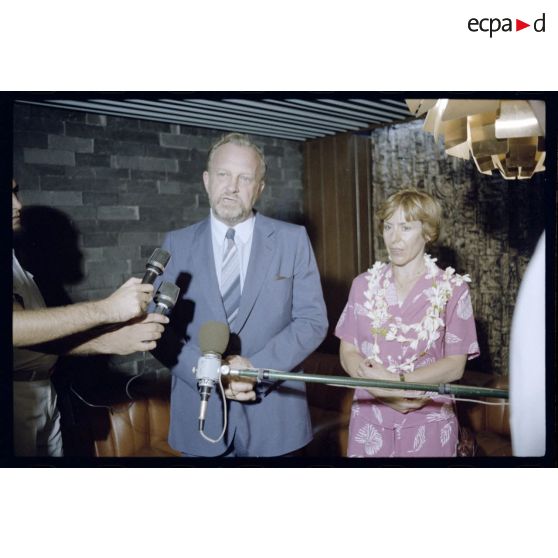 Conférence de presse de Charles Hernu, ministre de la Défense à son arrivée à l'aéroport de Faa'a-Papeete. En présence de son épouse Dominique.