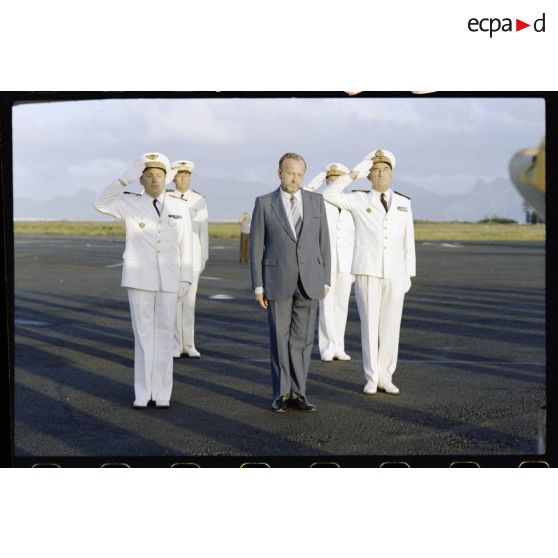 Honneurs à l'aéroport de Faa'a-Papeete lors de l'arrivée de Charles Hernu, ministre de la Défense, en présence du général de corps d’armée aérienne Michel Rouyer, directeur des centres d'expérimentations nucléaires (DIRCEN) et du contre-amiral Jacques Choupin, commandant le Centre d'expérimentations du Pacifique (CEP).