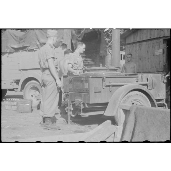 Une cuisine roulante et un camion transportant du pain.