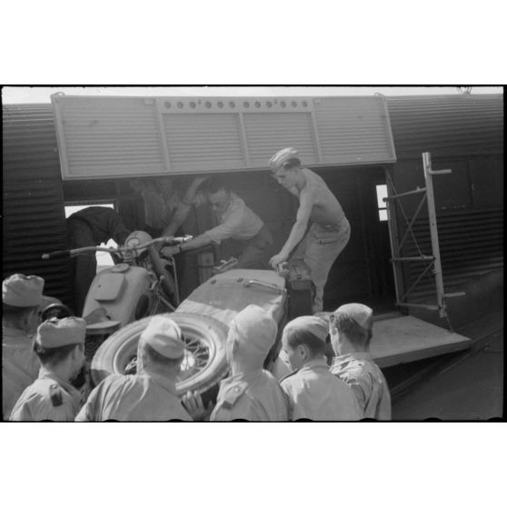 Chargement d'un side-car BMW R75 dans un avion de transport Junkers Ju-52.