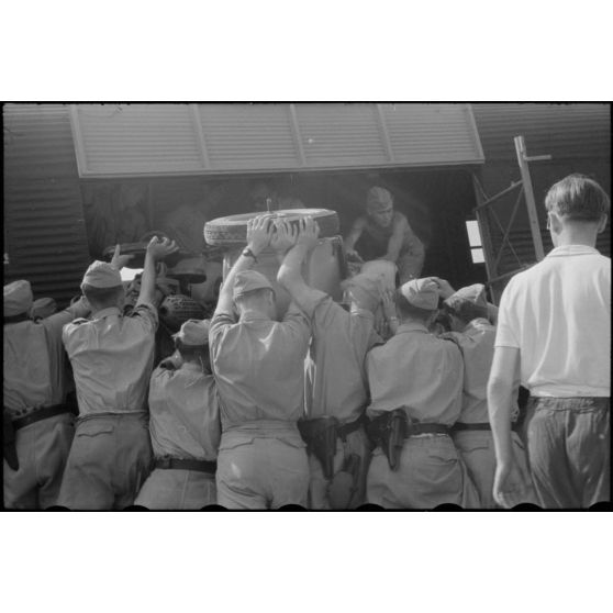 Chargement d'un side-car BMW R75 dans un avion de transport Junkers Ju-52.