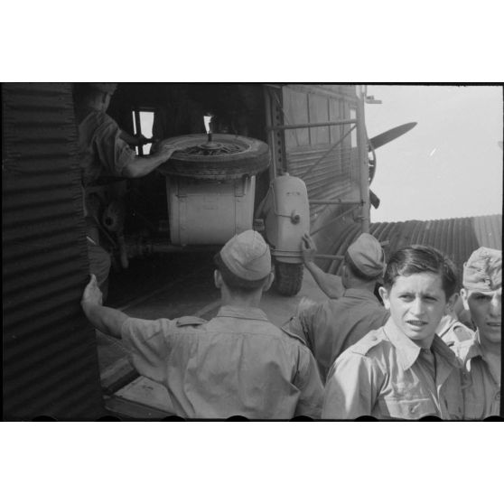 Chargement d'un side-car BMW R75 dans un avion de transport Junkers Ju-52.